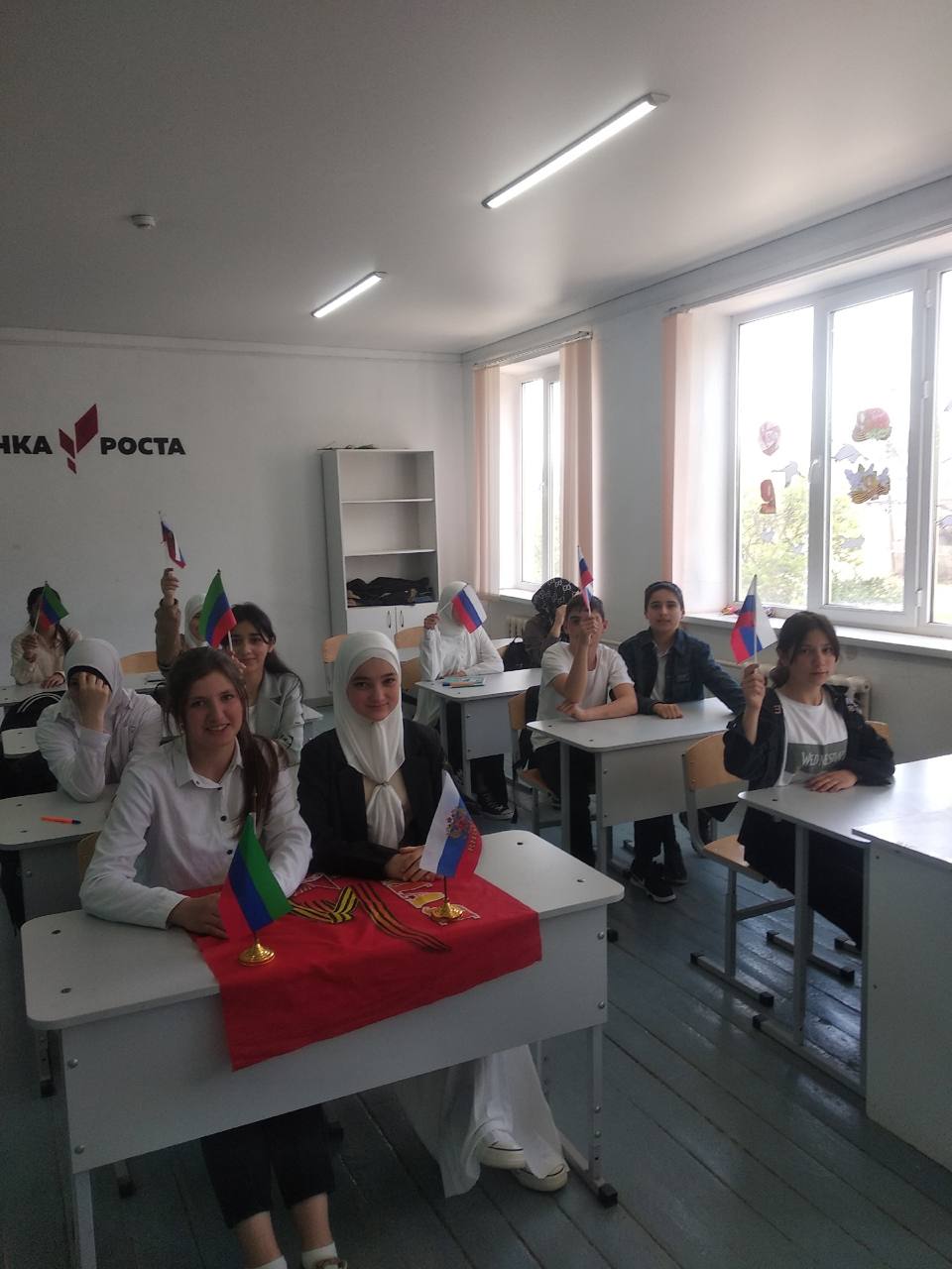 В рамках Всероссийской акции &amp;quot;Окна Победы&amp;quot; классным руководителем 7 «б» класса был проведен урок-мужества: &amp;quot;Они сражались за Родину&amp;quot;, посвященный 80-й годовщине ВОВ..